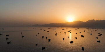 Ships Stranded by War Face Costly Dilemma: Wait It Out or Risk Attack