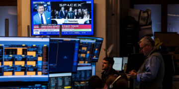 SpaceX Rises 11% in Largest I.P.O. Ever