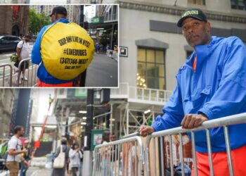 Desperate Knicks fans pay line sitters big bucks to hold prime spots for historic parade: ‘There’s electricity in the air’