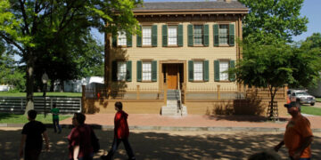 ‘Witness’ Tree Outside Abraham Lincoln’s Former Home Irreparably Damaged
