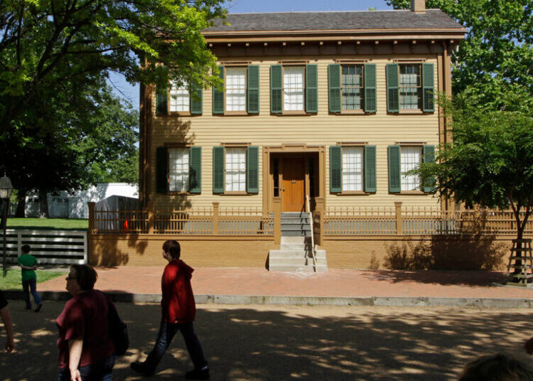 ‘Witness’ Tree Outside Abraham Lincoln’s Former Home Irreparably Damaged