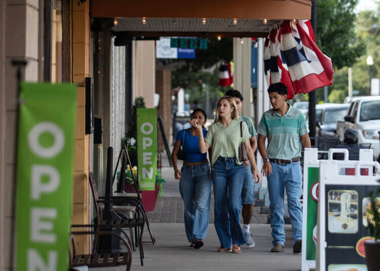 One Texas Town Hopes for Crumbs From the SpaceX Feast