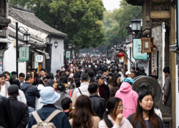 China’s Spending Slowdown Deepens as Households Tighten Their Belts
