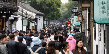 China’s Spending Slowdown Deepens as Households Tighten Their Belts
