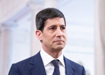Warsh Faces Tenuous Balancing Act in First Fed Meeting as Chairman