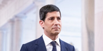 Warsh Faces Tenuous Balancing Act in First Fed Meeting as Chairman