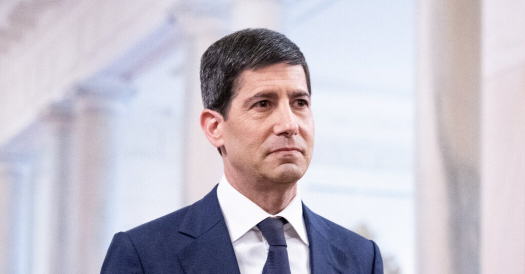 Warsh Faces Tenuous Balancing Act in First Fed Meeting as Chairman