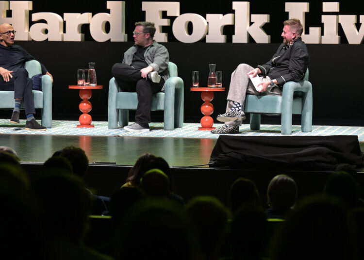 How the ‘Hard Fork’ Hosts Bring Their Podcast to a Live Audience