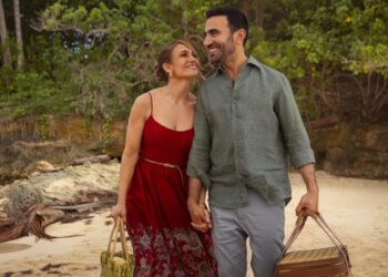 In the Breezy Office Romance, Brett Goldstein Proves a Worthy Rom-Com Match for Jennifer Lopez