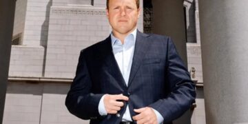 Spencer Pratt strikes bold pose in downtown Los Angeles with powerful one-word message to voters