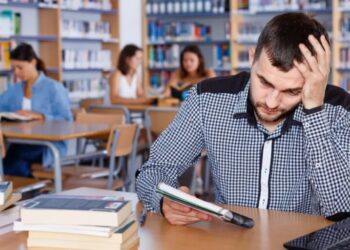 Gen Zers are arriving to college unable to even read a sentence—professors warn it could lead to a generation of anxious and lonely graduates