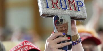 MAGA does backflips over potential jailing of Dem governor: ‘Lock them up!’