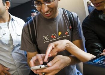 You can blame America’s plummeting fertility rate on the iPhone, study finds: ‘People are all depressed and alone and doomscrolling’