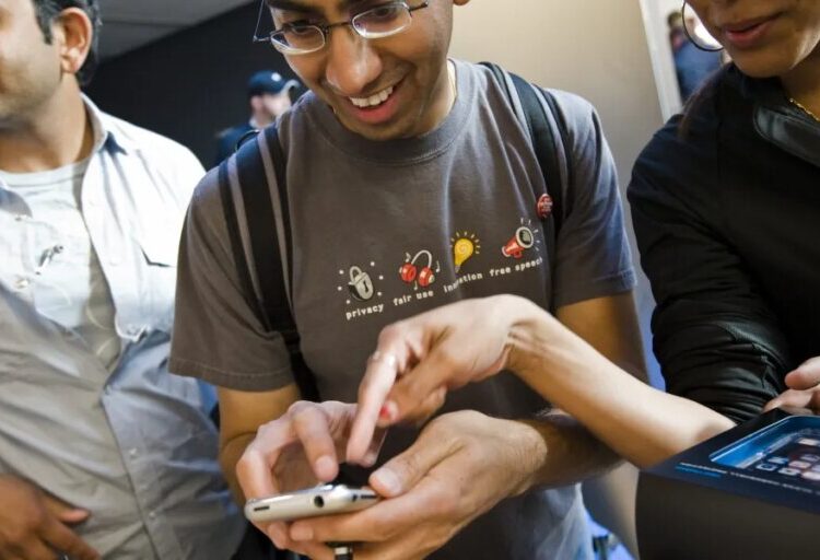 You can blame America’s plummeting fertility rate on the iPhone, study finds: ‘People are all depressed and alone and doomscrolling’