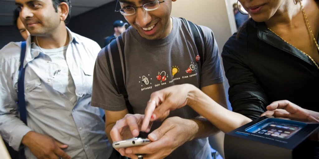 You can blame America’s plummeting fertility rate on the iPhone, study finds: ‘People are all depressed and alone and doomscrolling’
