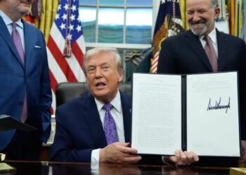 Just months after Trump warned states not to regulate AI, Republican and Democratic lawmakers are doing it anyway