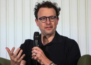 Dario Amodei only has 1 direct report, his chief of staff—and everyone else reports to his sister: ‘It’s incredibly freeing’