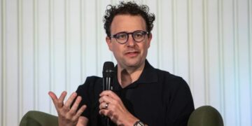 Dario Amodei only has 1 direct report, his chief of staff—and everyone else reports to his sister: ‘It’s incredibly freeing’