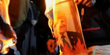 Trump dealt devastating blow as Iranians close down Strait of Hormuz again: report