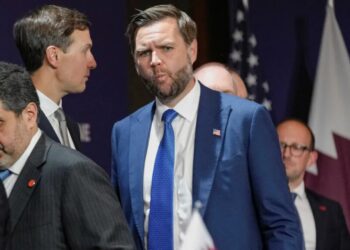 Onlookers zero in on odd detail from JD Vance photo: ‘100% a message being sent’