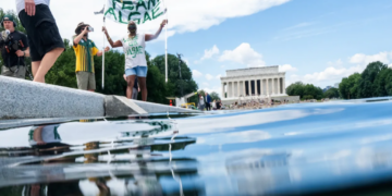CNN reporter surprises himself with development in Trump’s algae-filled Reflecting Pool