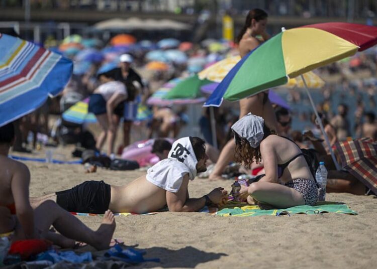 How to Safely Lower Your Body Temperature In Extreme Heat