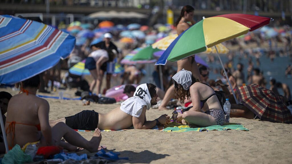 How to Safely Lower Your Body Temperature In Extreme Heat