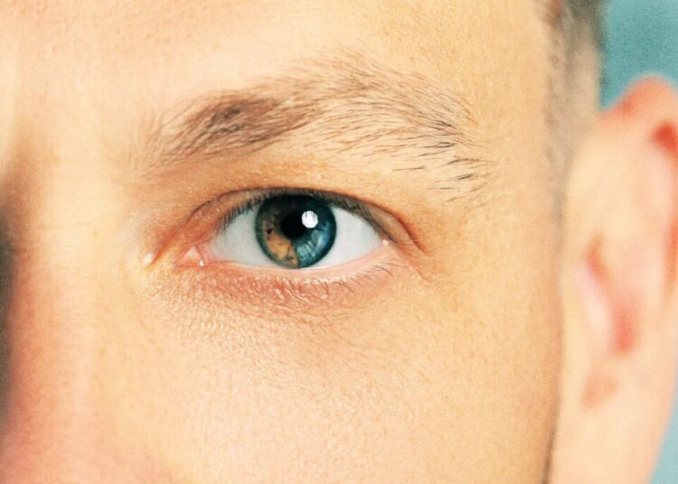 Trending Surgical Procedure That Changes the Color of Your Eyes Alarms Scientists