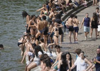 How Paris is using the Seine to try to keep cool in scorching heat