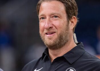 Dave Portnoy quit an $80K sales job to start Barstool—he hand-delivered papers in a secondhand van while living with his girlfriend’s mom for 6 years