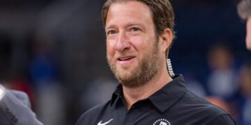 Dave Portnoy quit an $80K sales job to start Barstool—he hand-delivered papers in a secondhand van while living with his girlfriend’s mom for 6 years