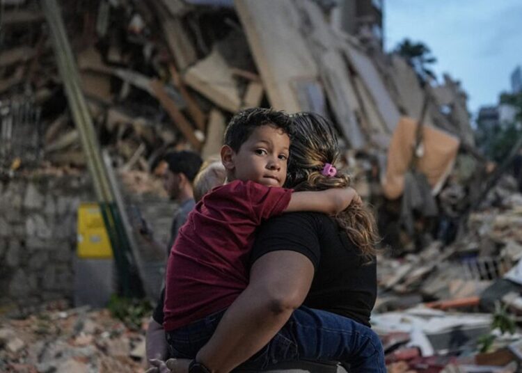 After Venezuela’s Earthquakes, Neighbors Dig Through Rubble for Survivors