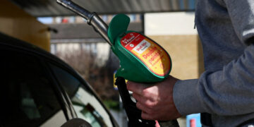 Oil Prices Fall as U.S.-Iran Deal to Reopen Hormuz Takes Effect
