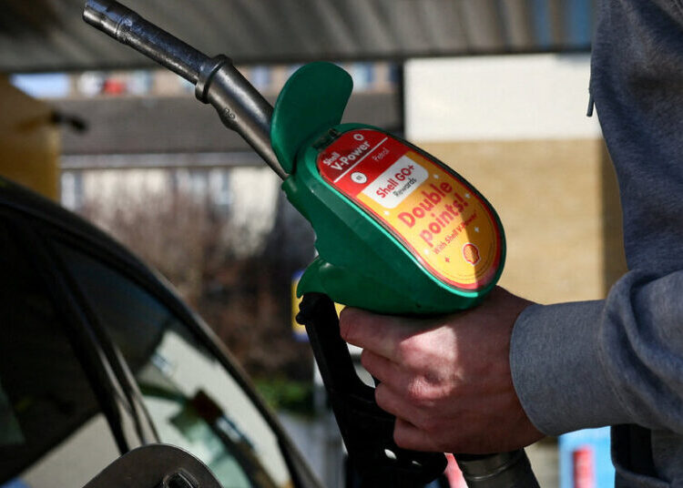 Oil Prices Fall as U.S.-Iran Deal to Reopen Hormuz Takes Effect