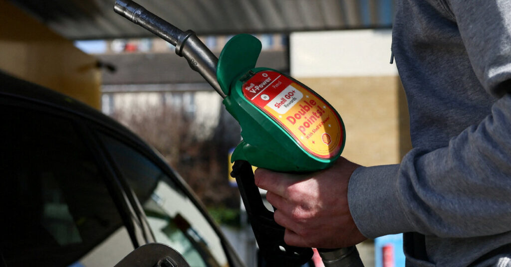 Oil Prices Fall as U.S.-Iran Deal to Reopen Hormuz Takes Effect