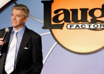 Tom Dreesen, Comic Who Kept Sinatra’s Crowds Laughing, Dies at 86