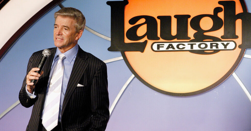 Tom Dreesen, Comic Who Kept Sinatra’s Crowds Laughing, Dies at 86