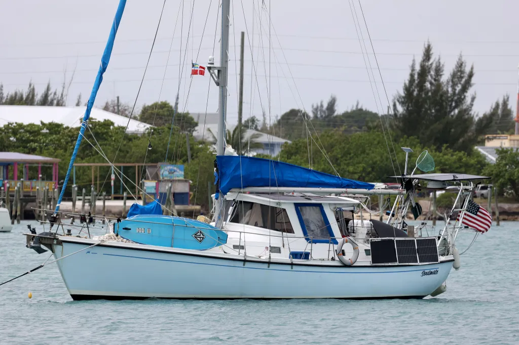 A picture of the sailboat on the water.