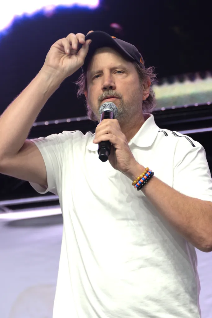Jamie Kennedy speaking at the 2025 Los Angeles Comic Con.