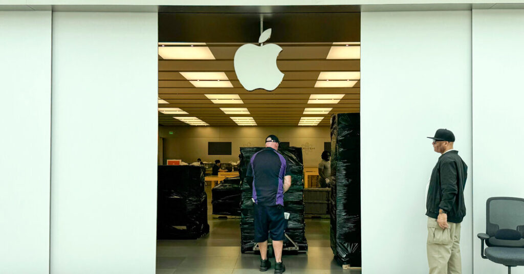 It Was the First Unionized Apple Store in the U.S. Apple Just Closed It.