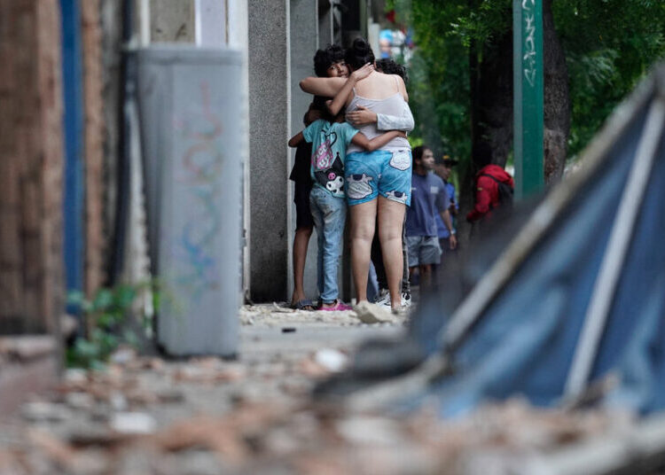 Venezuelans in South Florida Call Relatives and Organize Aid