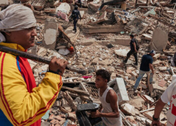 Earthquake Survivors Stage Lonely Searches for Loved Ones in La Guaira