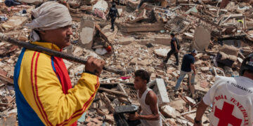 Earthquake Survivors Stage Lonely Searches for Loved Ones in La Guaira