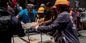 Rescue Teams and Residents Alike Race to Save Survivors of Venezuela’s Earthquakes