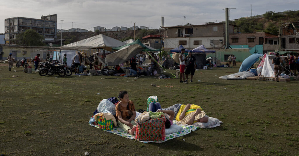 Venezuelans Displaced by Quakes Sleep in Streets, Plazas and Cars