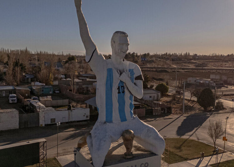 The Race to Sculpt Argentina’s Living God