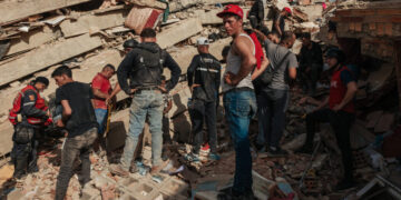 In Venezuela’s Ruins, Civilians Fill the Gaps One ‘Grain of Sand’ at a Time