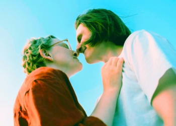 3 Ways to Instantly Build Chemistry With Someone, According to Neuroscience