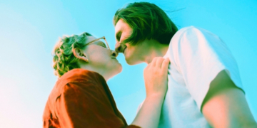 3 Ways to Instantly Build Chemistry With Someone, According to Neuroscience