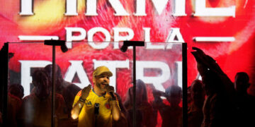 Far-Right Outsider Advances in Colombia’s Heated Presidential Election
